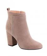 Botin de gamuza con tachuelas en el tacón en la parte trasera y en el reborde exterior de Guess